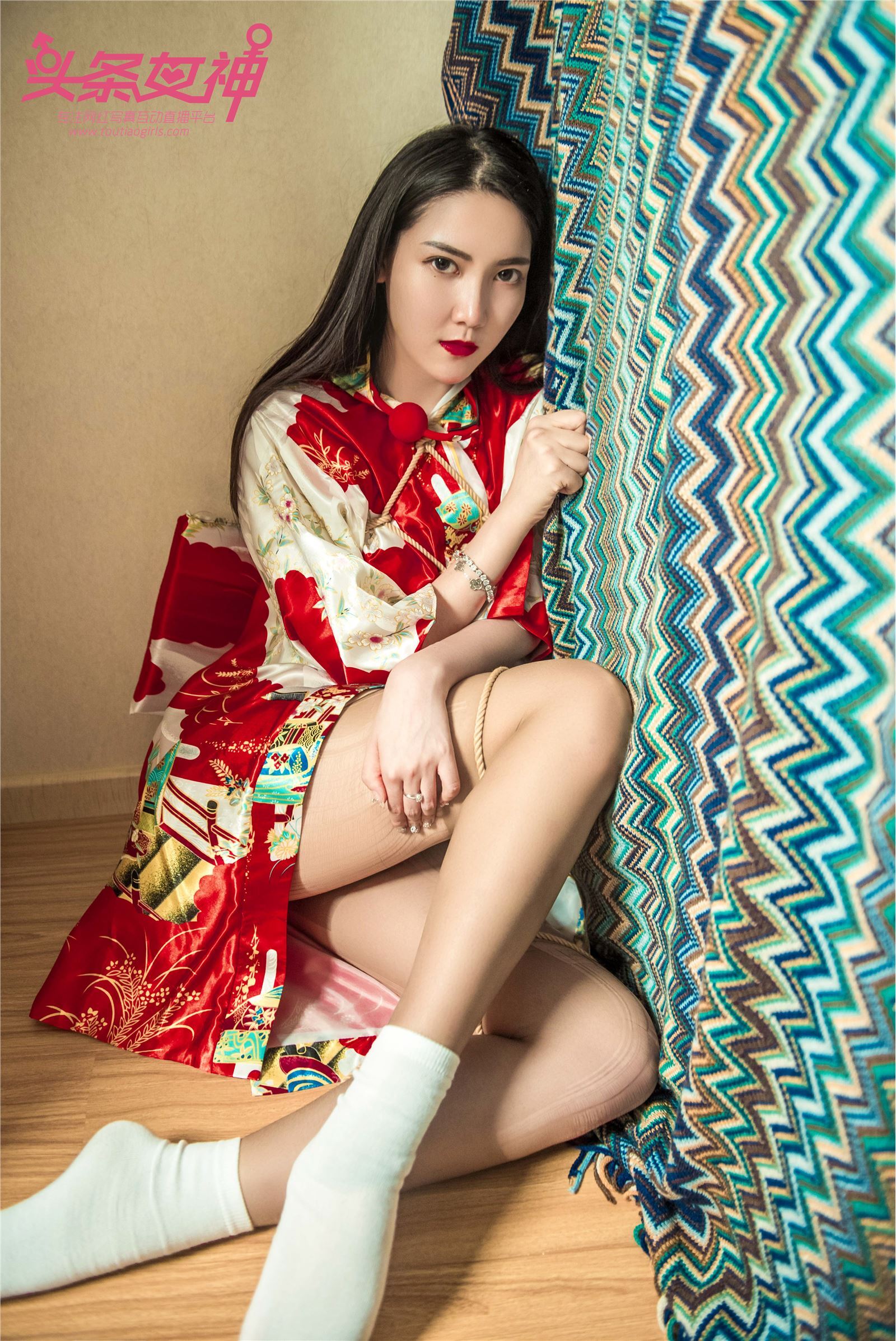 [Toutiao headline goddess] April 8, 2018 Feng Xuejiao 2m white sofa